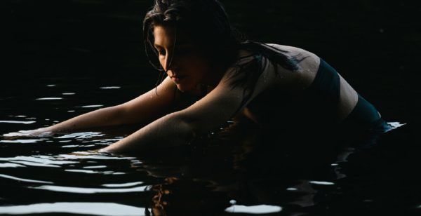 Julia Holter by Camille Blake Press Photo 1704428031 1000x667