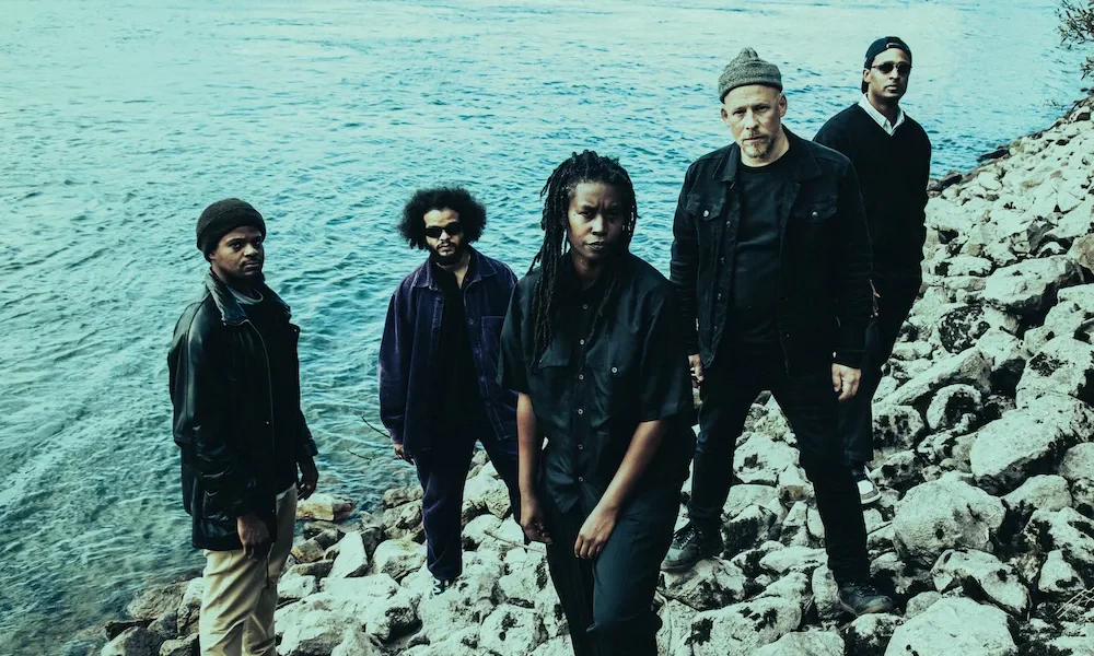 Irreversible Entanglements Set3 027 credit Annemone Take